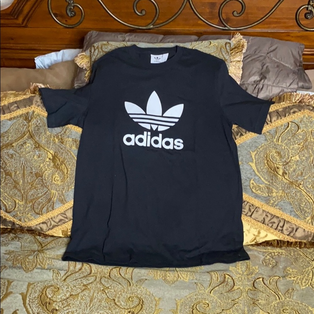 Adidas Trefoil t-shirt.